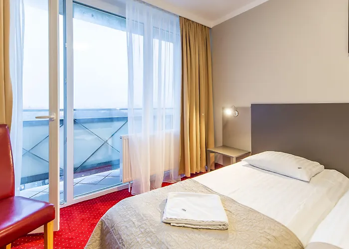 New Skanpol Hotel 3*