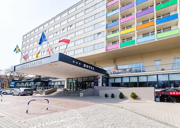 New Skanpol Hotel 3*